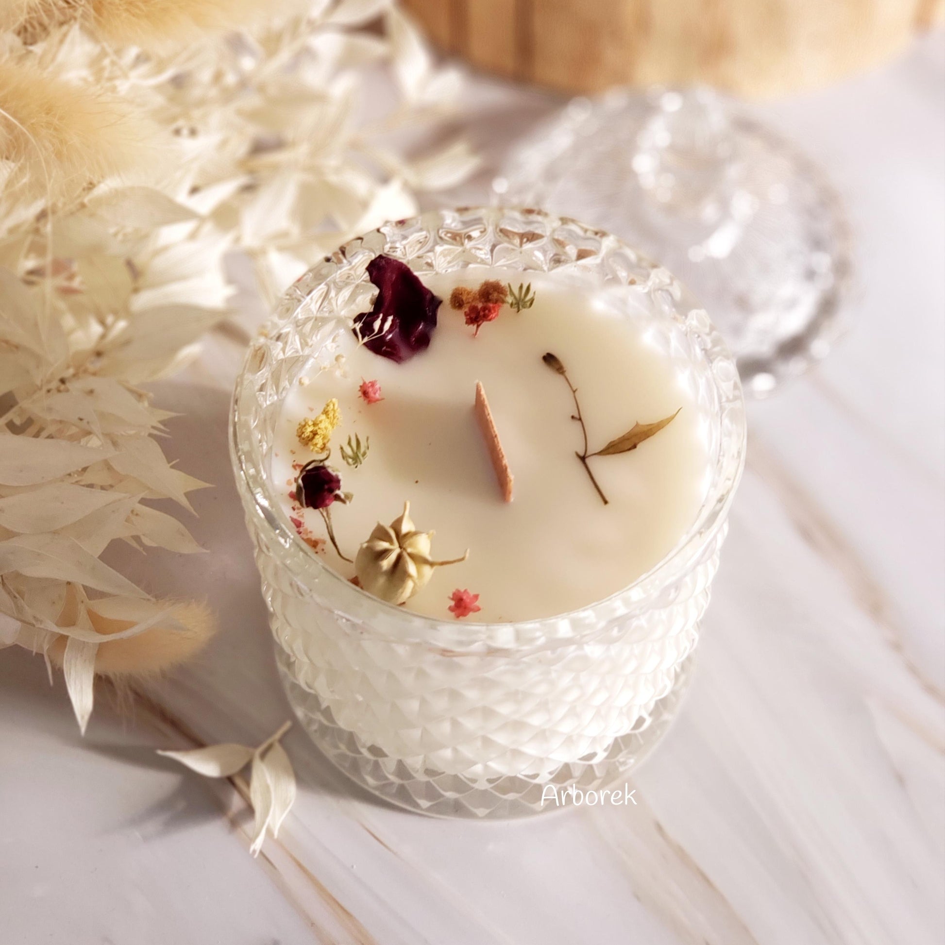 Bougie parfumée Cachemire et Soie coulée dans un pot en verre et décorée de fleurs séchées