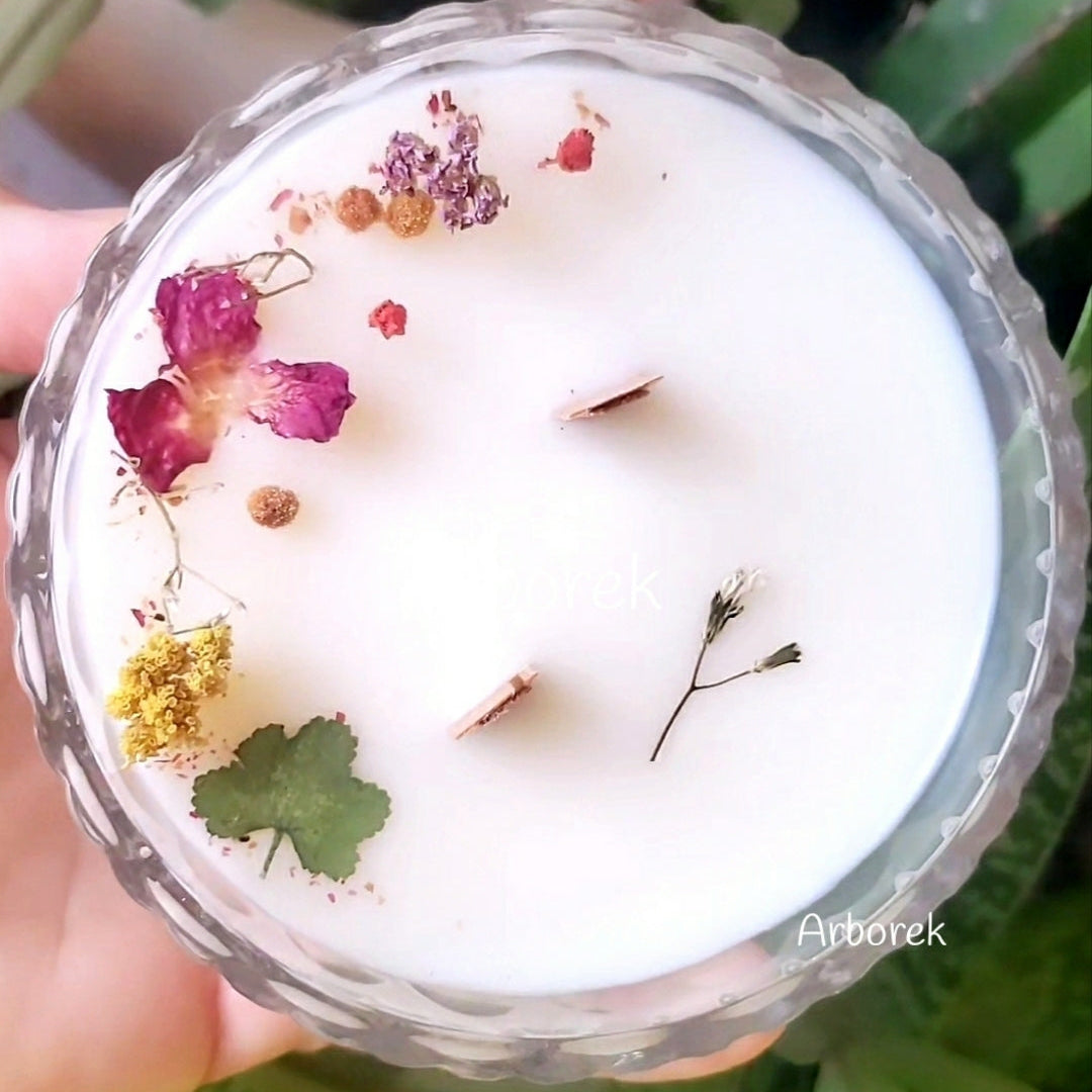 Bougie parfumée fleur de cactus, décorée de fleurs séchées. Cire végétale de soja.