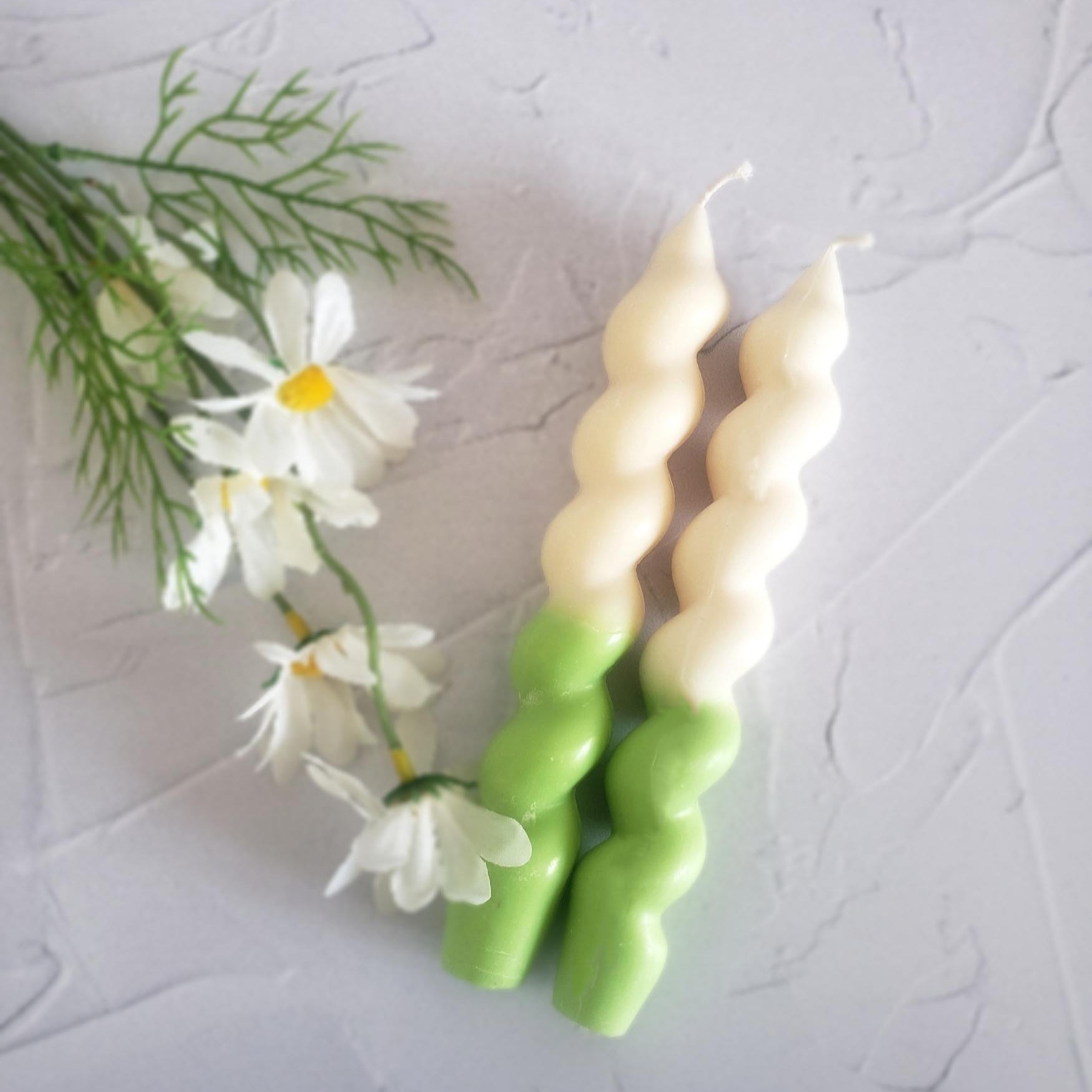 Bougie torsade blanches et vertes réalisées à la main avec de la cire végétale de colza.