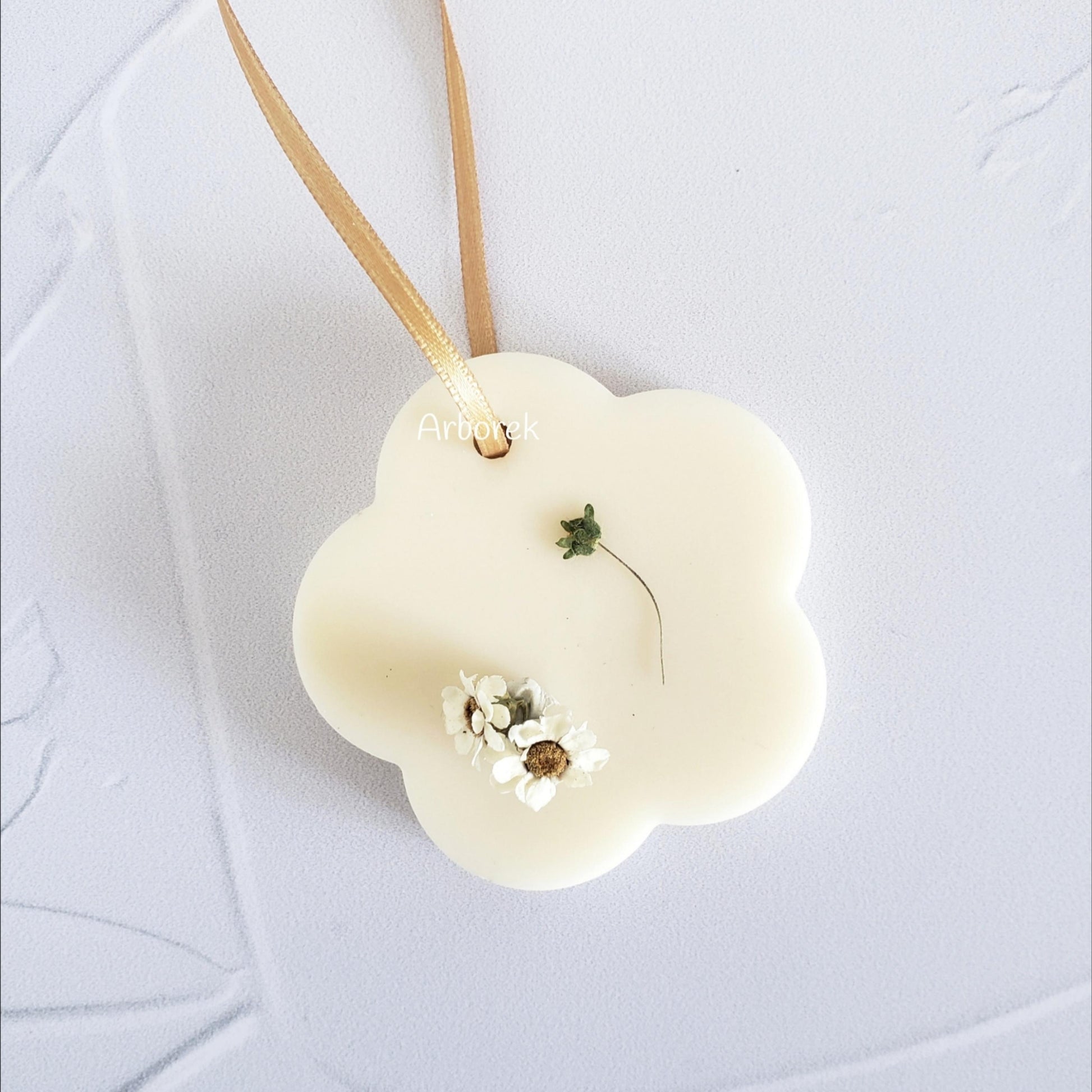 Suspension parfumée en cire Douceur de linge pour tiroirs, placard, armoires et dressings et poignées de portes. Décorée de fleurs séchées.