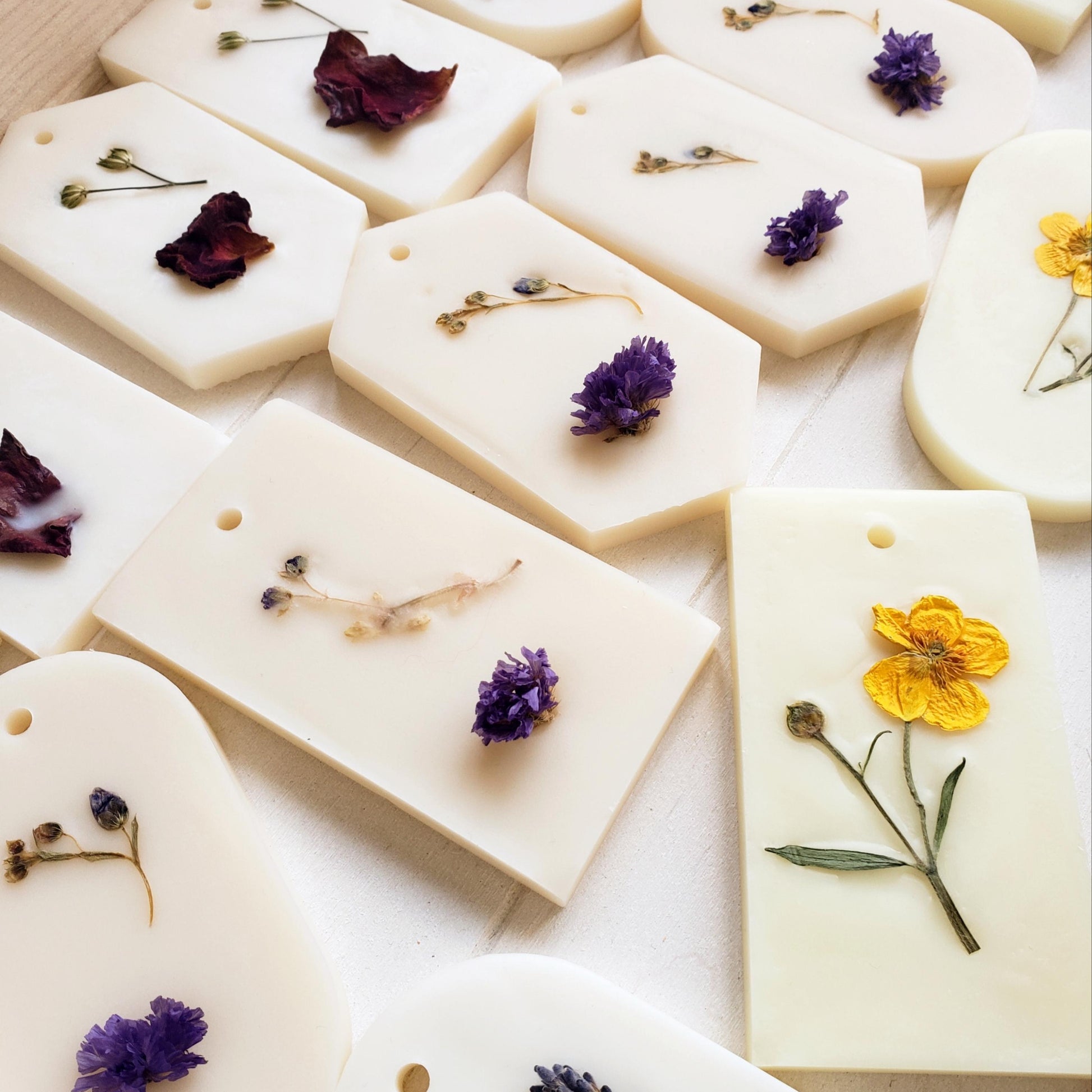 Suspension parfumée en cire Fleur de Tiaré. Dressing, placard, tiroir. 2 en1 : devient aussi un fondant parfumé.