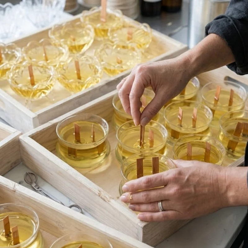 Comment sont fabriquées les bougies artisanales Arborek ? Les coulisses de l'atelier, de la cire au parfum