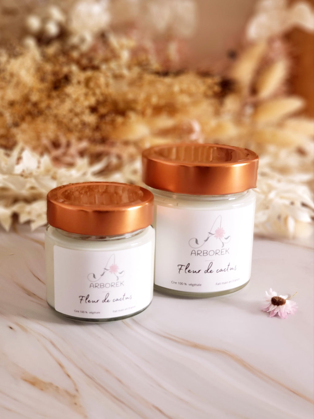 Bougie cactus, senteur végétale. Bougie artisanale coulée à la main et décorée de pétales séchés.