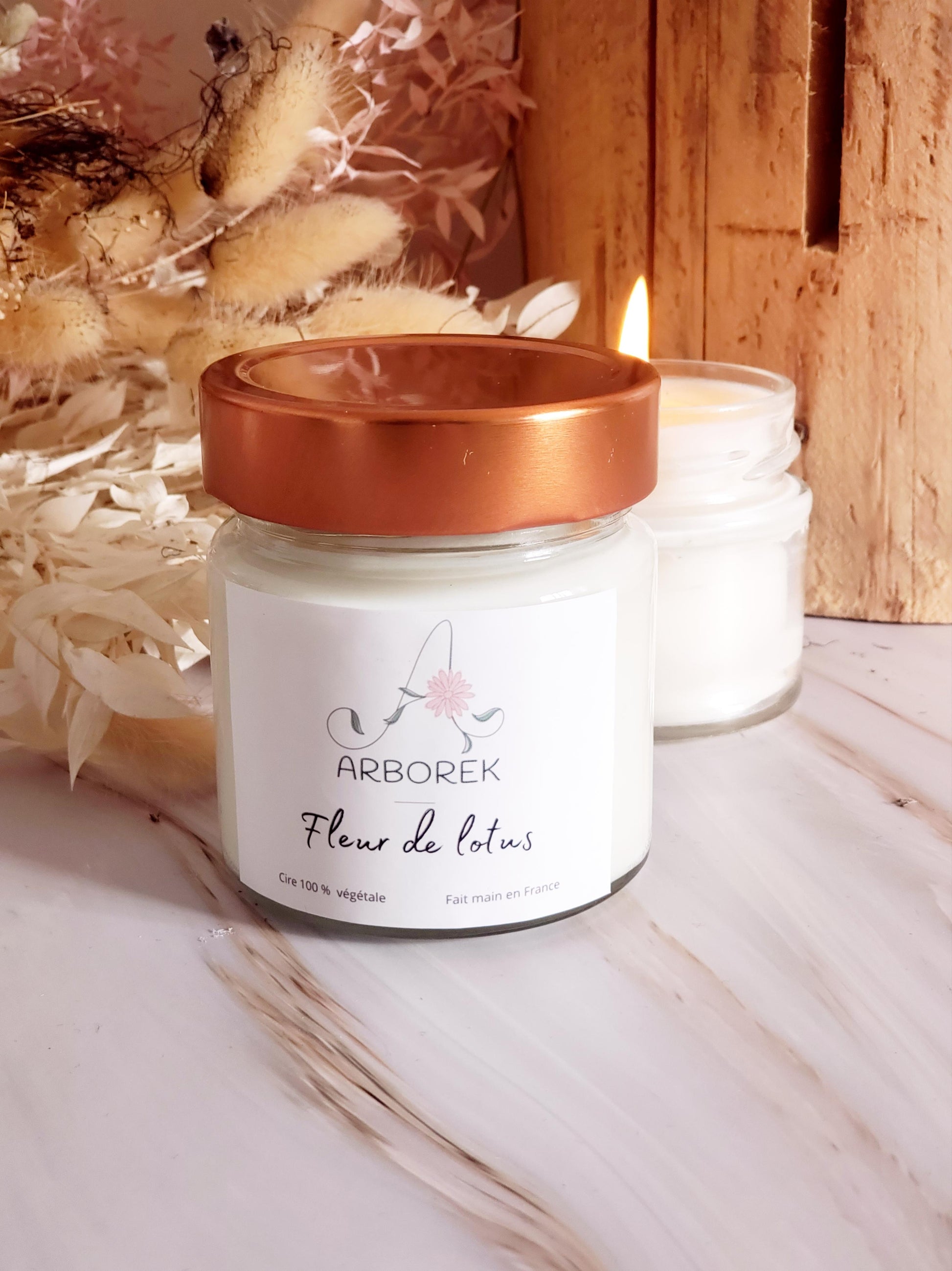Bougie fleur de lotus, coulée artisanalement à la main. Senteur zen et apaisante. 