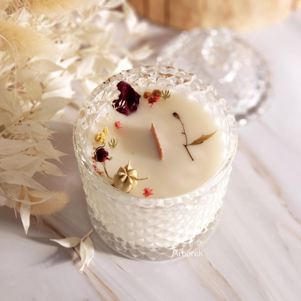 Bougie parfumée Cachemire et Soie coulée dans un pot en verre et décorée de fleurs séchées