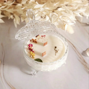 Bougie parfumée Fleur de Coton coulée dans un pot en verre et décorée de fleurs séchées