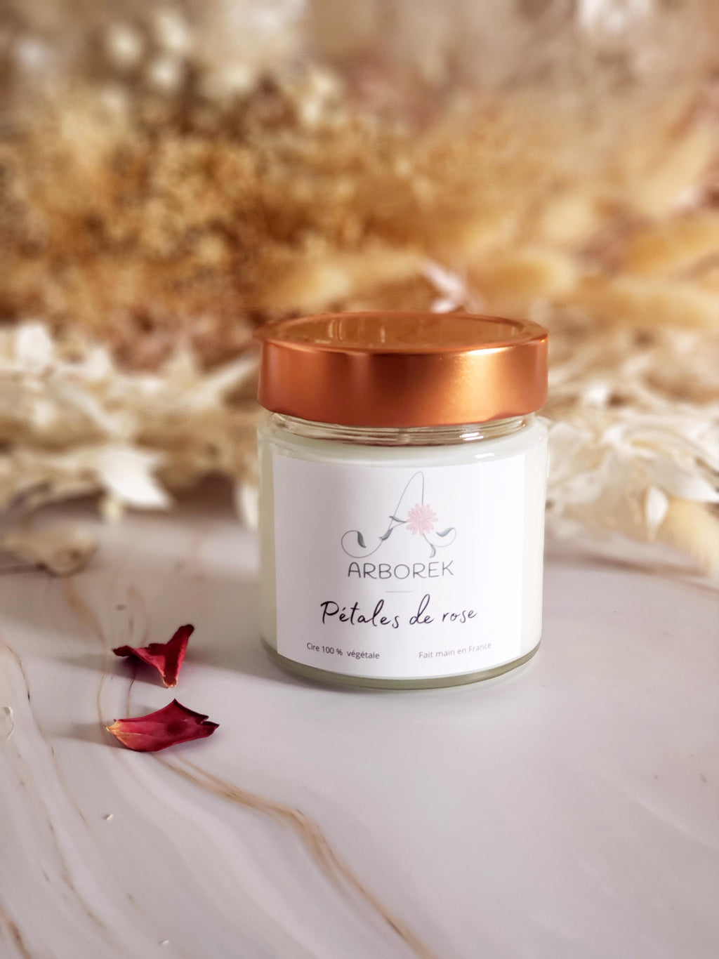 Bougie petale de rose, coulée à la main.Fabrication artisanale. Décorée avec des fleurs séchées. 