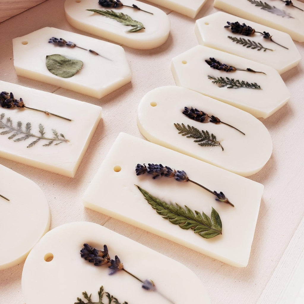 Palet de cire à suspendre lavande décoré de fleurs séchées. Cire végétale de colza. 