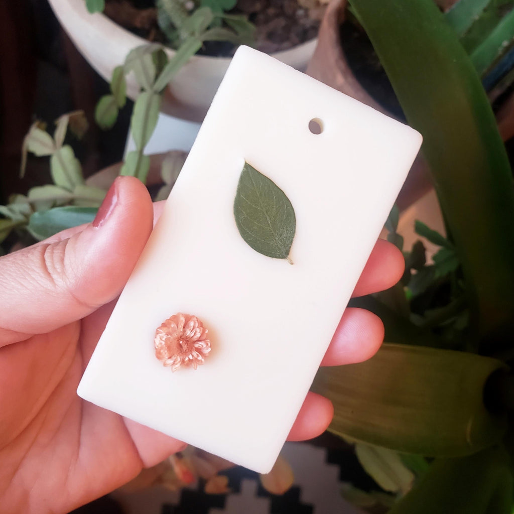 Parfumez vos tiroirs, placards et dressings avec cette suspension parfumée en cire Cachemire et Soie.