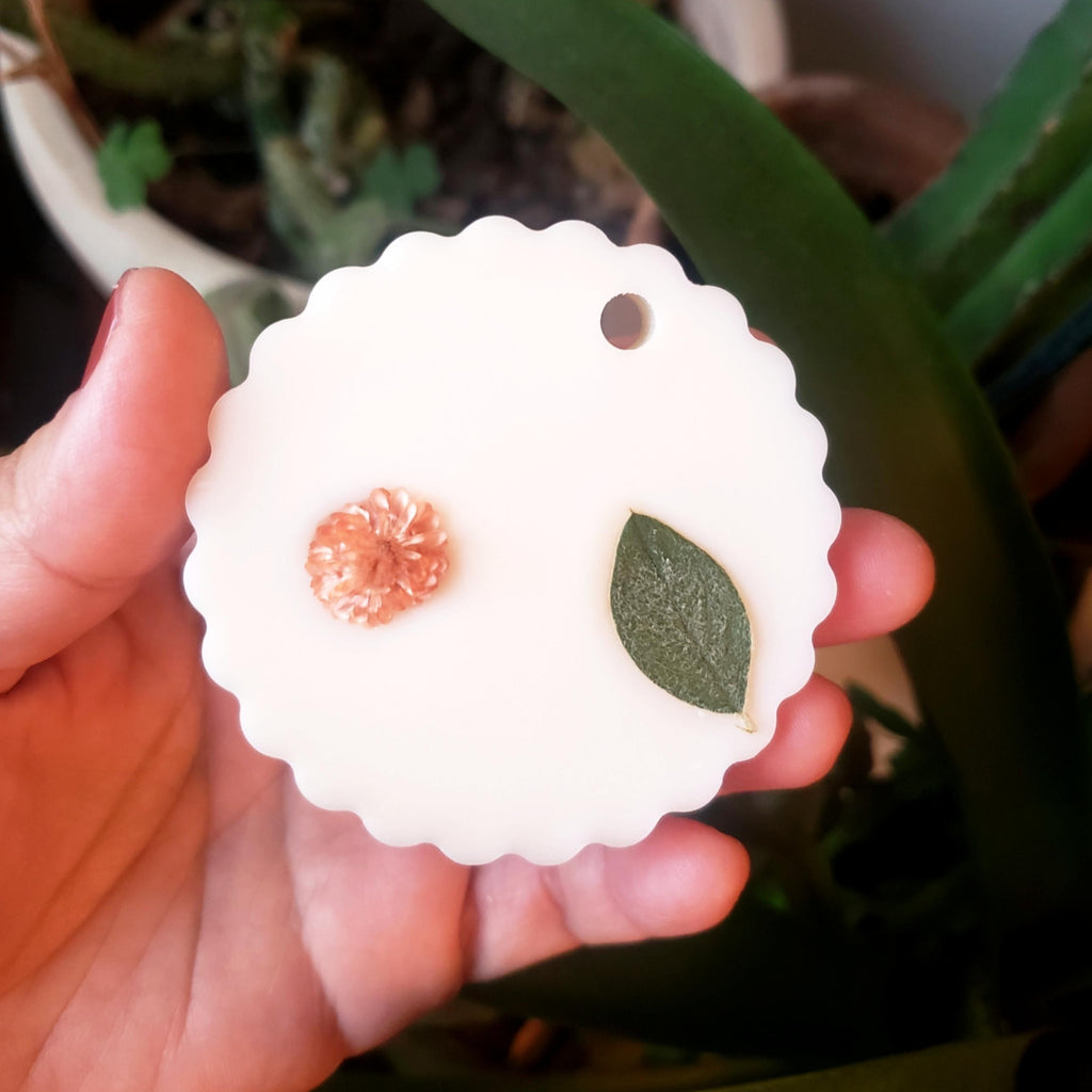 Suspension parfumée Cachemire et soie décorée de fleurs séchées. Tiroirs, armoires, placards et poignées de porte.