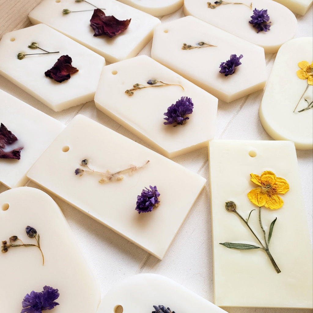 Suspension parfumée en cire Fleur de Tiaré. Dressing, placard, tiroir. 2 en1 : devient aussi un fondant parfumé.