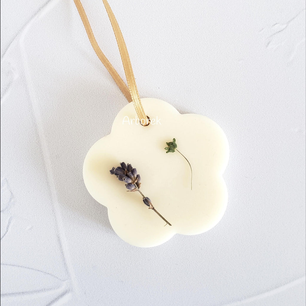Suspension parfumée Lavande, décorée de fleurs séchées. Pour tiroirs, dressing, armoires, poignées de portes. 2en1 : devient un fondant parfumé. 